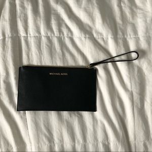 ▪️Black Michael Kors Wristlet▪️